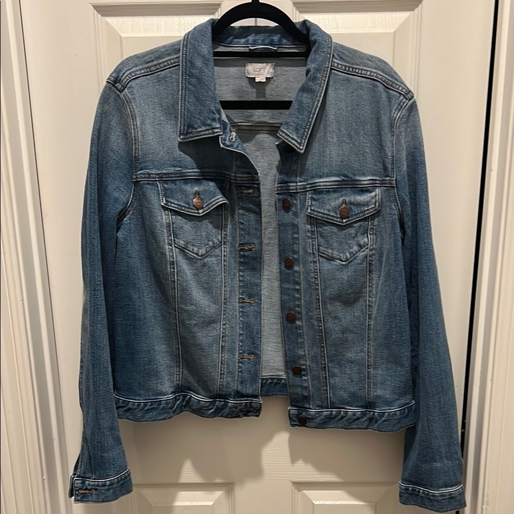 Classic Blue Denim Jacket Women’s size XL EXCELLENT condition.